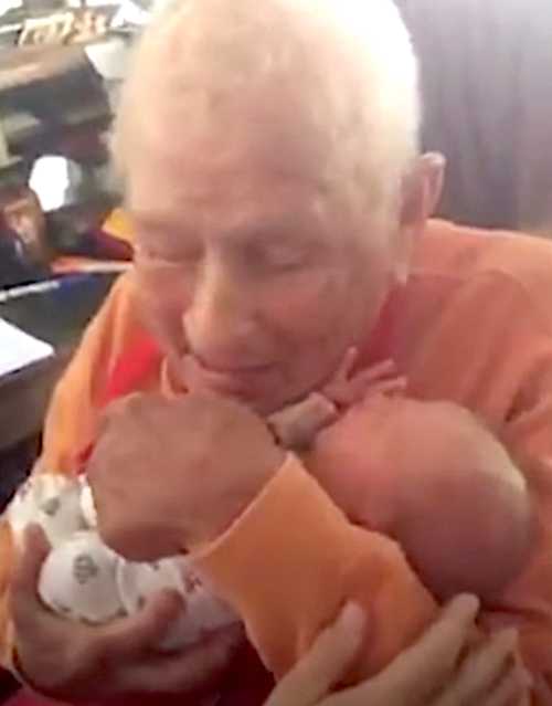 105 Year Old Great Grandpa Said He Couldnt Hold the Baby—What Happened Next Melted Everyones Heart grandmawise.com 3