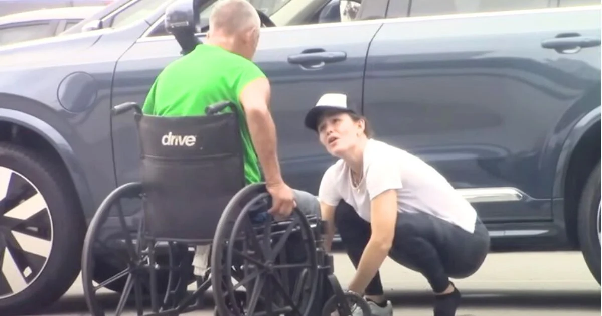 Jennifer Garner sees homeless man with no shoes and immediately comes up with plan to help.