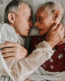 Granddaughter captures the powerful last moments of grandparents’ 60-year love story 3 Close-up of elderly couple touching foreheads and holding one another, eyes closed, expressing deep tenderness and lifelong connection.